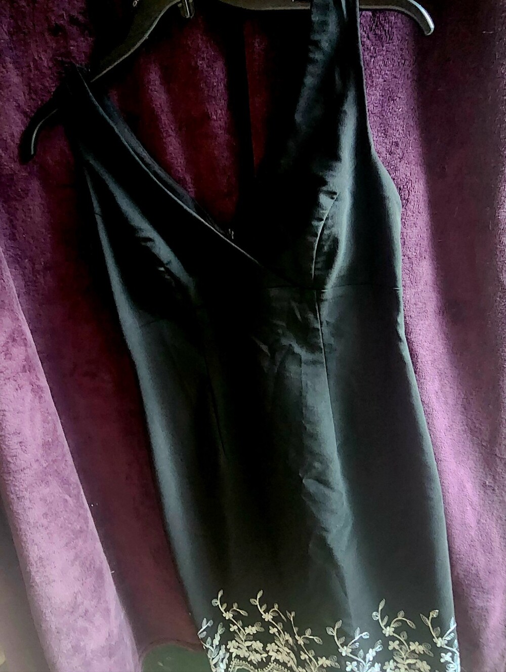 CDC Black Sleeveless V-Neck Sheath Dress w/White Floral Embroidered Hem-Size 6